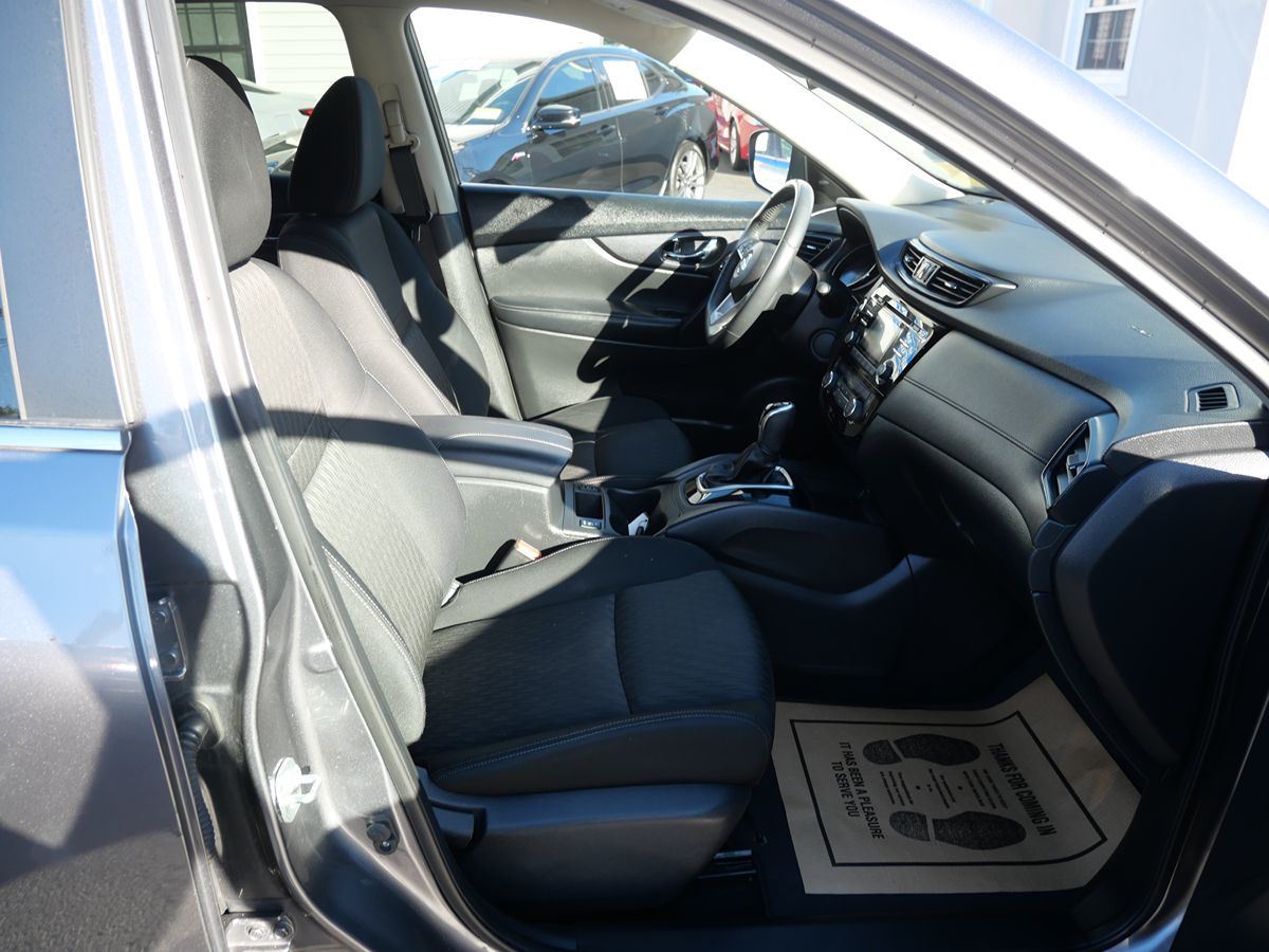 2017 Nissan Rogue SV photo 18