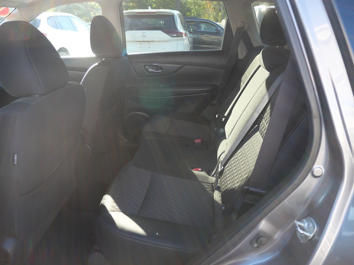 2017 Nissan Rogue SV photo 23
