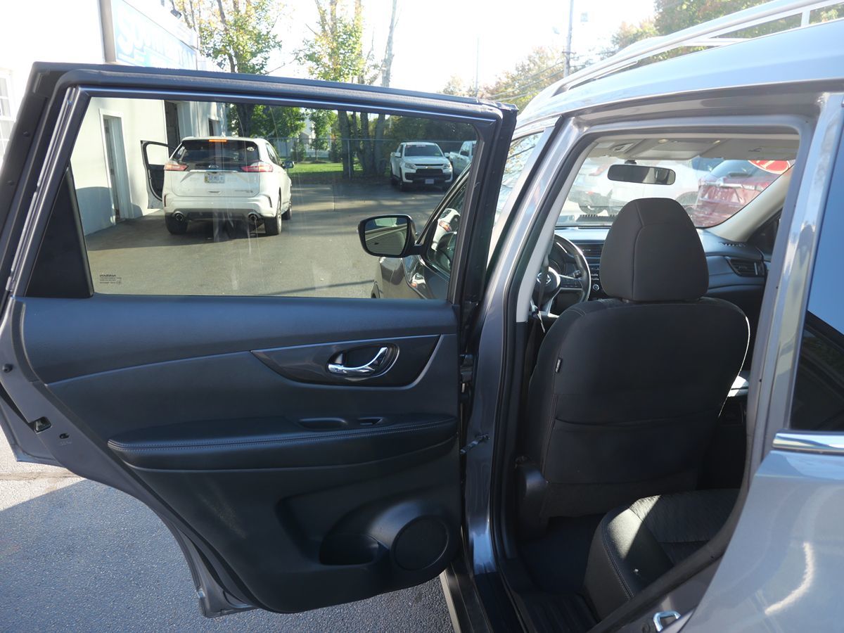 2017 Nissan Rogue SV photo 26