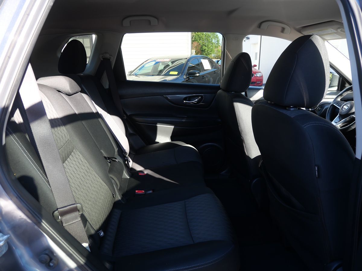 2017 Nissan Rogue SV photo 28