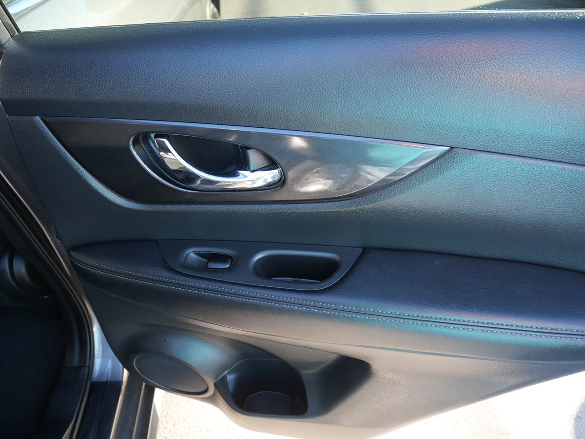 2017 Nissan Rogue SV photo 29