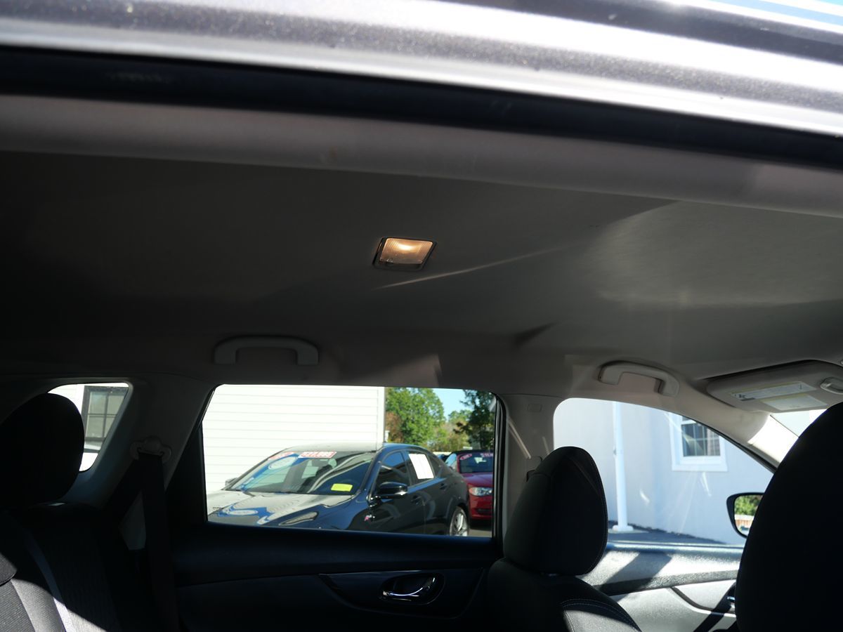 2017 Nissan Rogue SV photo 31