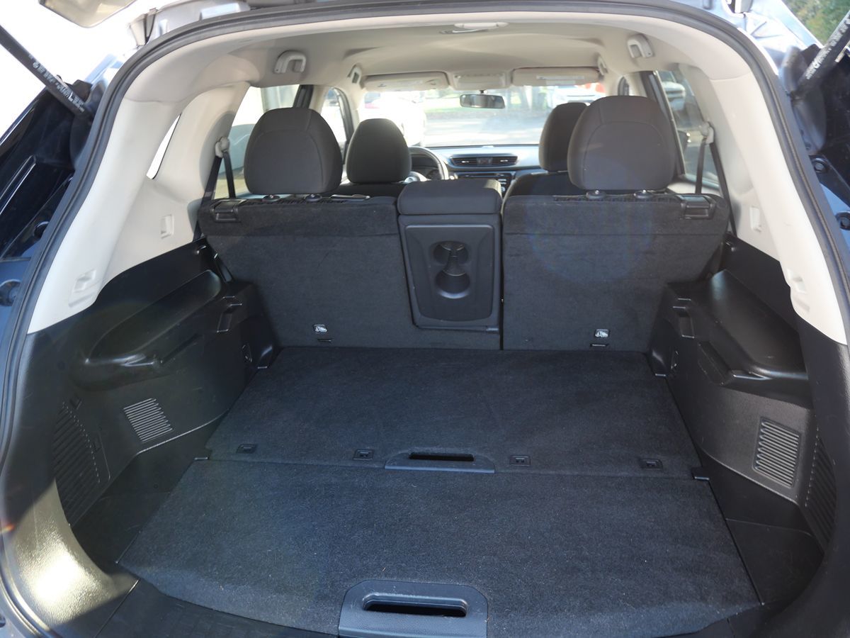2017 Nissan Rogue SV photo 32