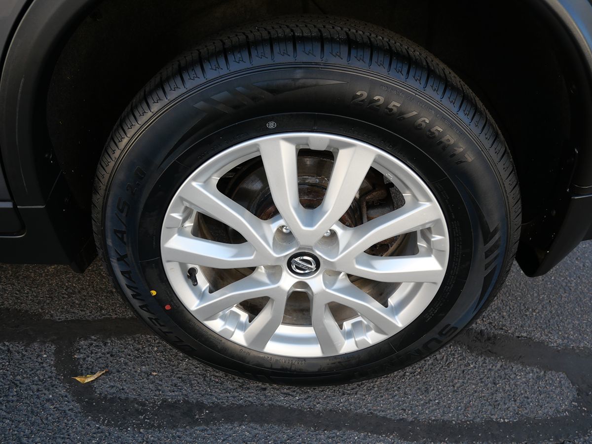 2017 Nissan Rogue SV photo 34
