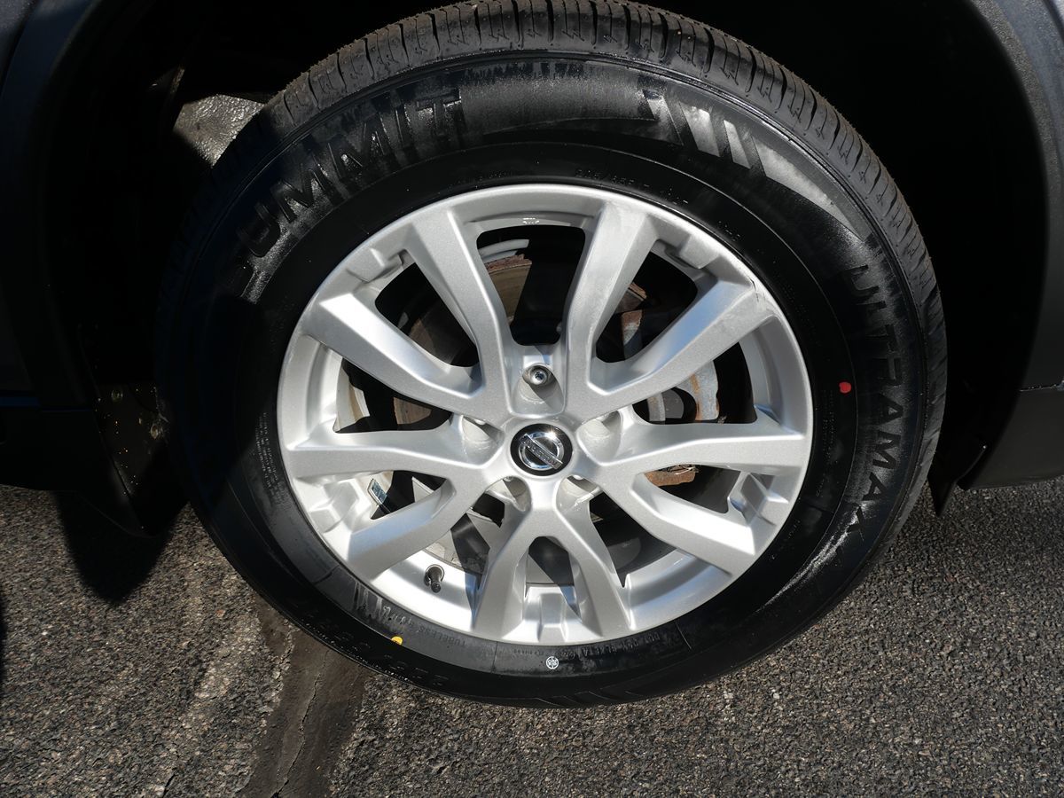 2017 Nissan Rogue SV photo 2