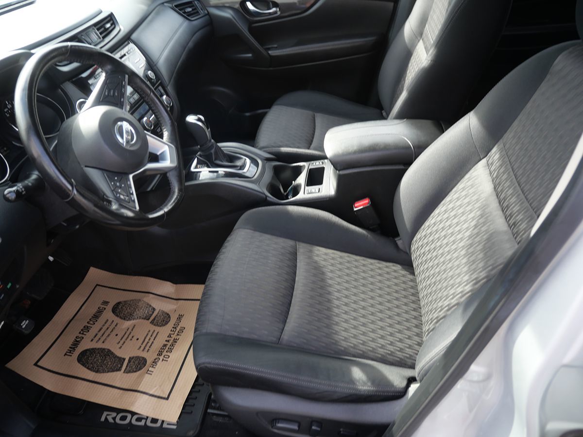 2017 Nissan Rogue SV photo 11