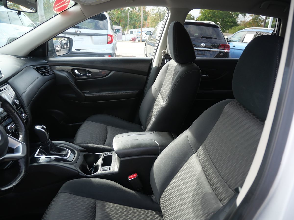 2017 Nissan Rogue SV photo 12