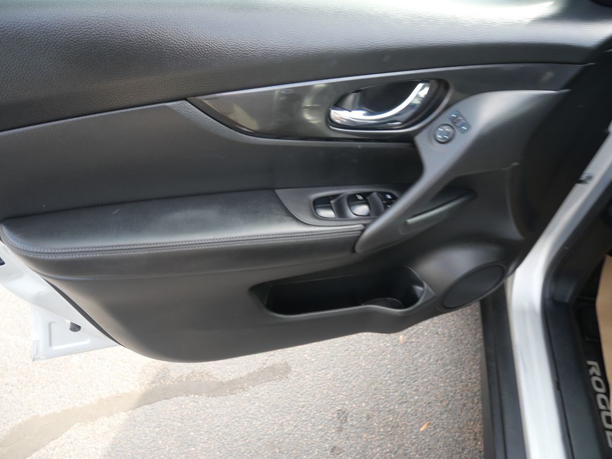 2017 Nissan Rogue SV photo 17