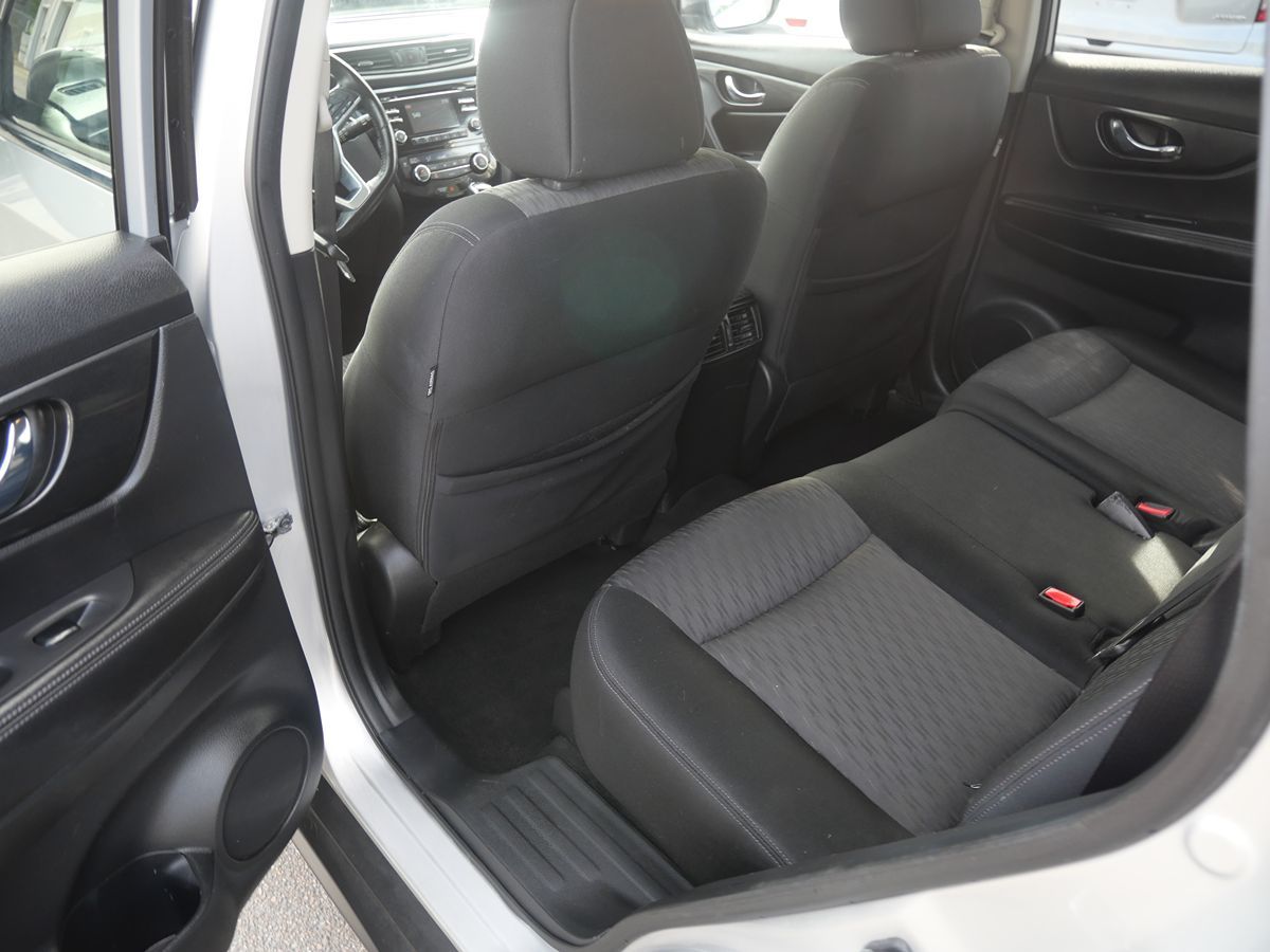 2017 Nissan Rogue SV photo 18