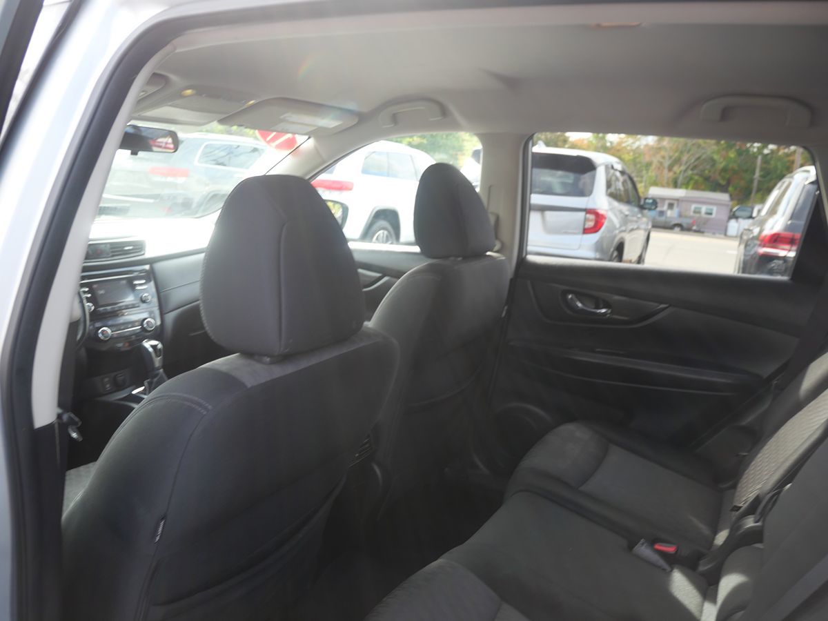 2017 Nissan Rogue SV photo 19