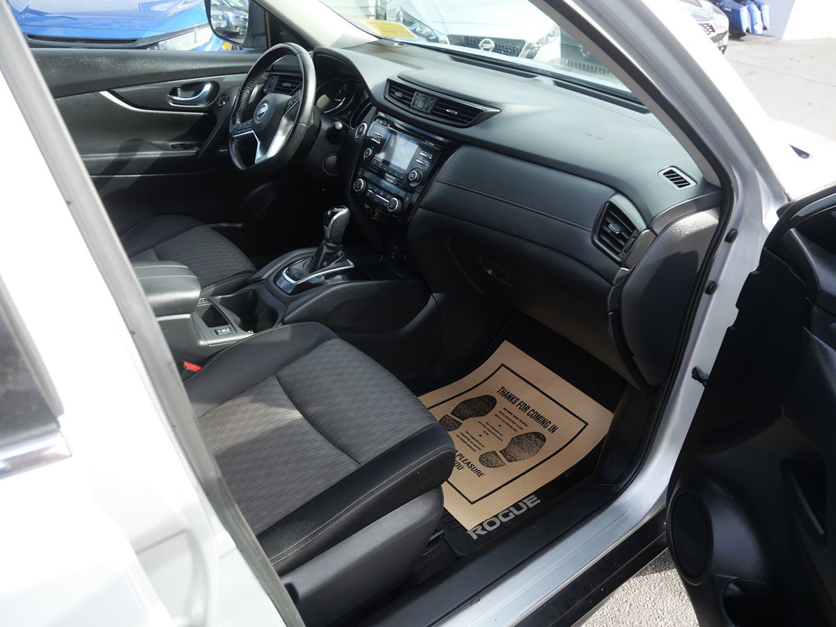 2017 Nissan Rogue SV photo 23