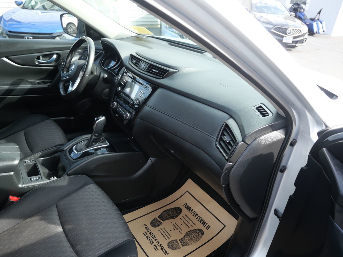 2017 Nissan Rogue SV photo 24