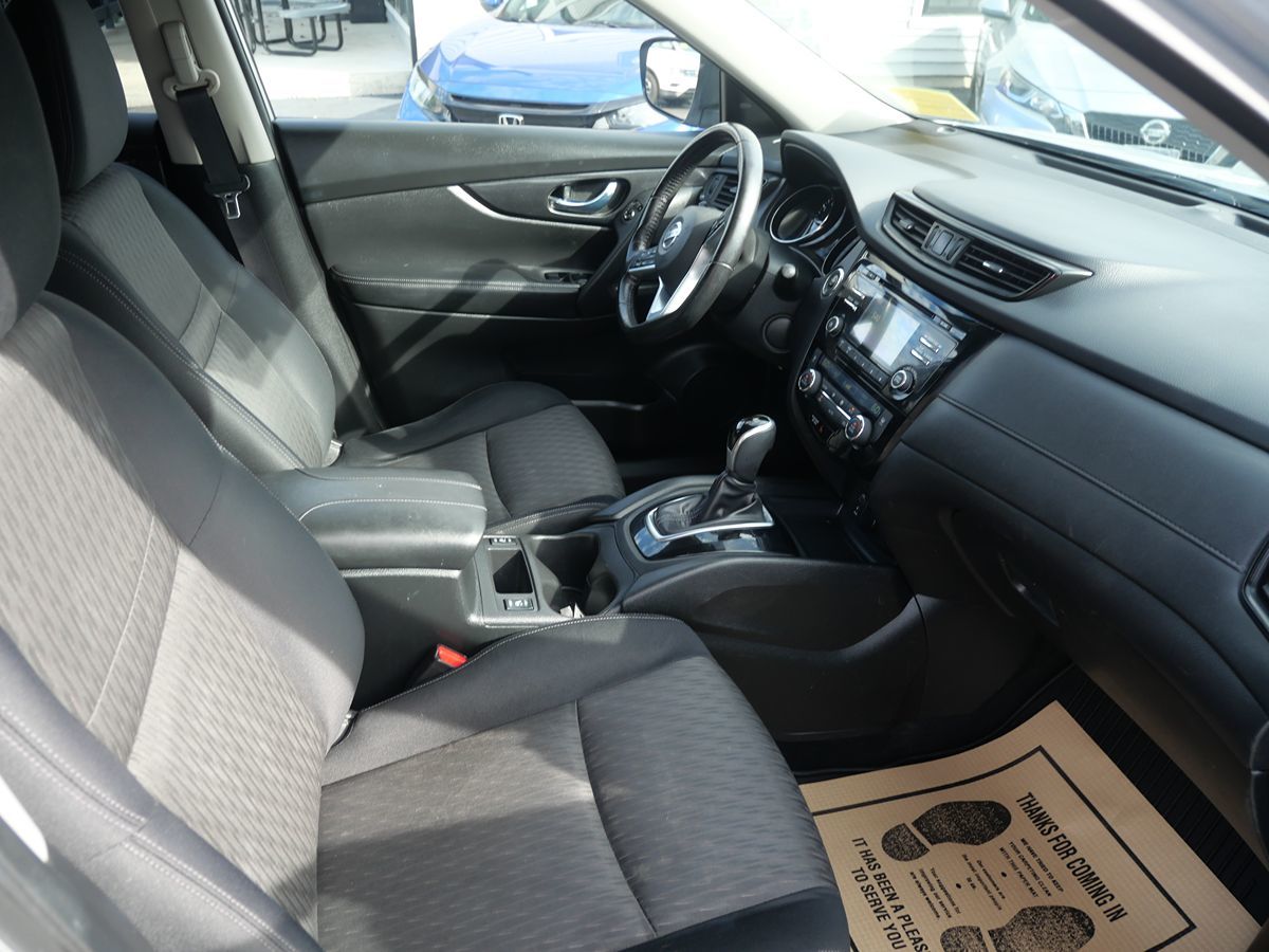 2017 Nissan Rogue SV photo 25