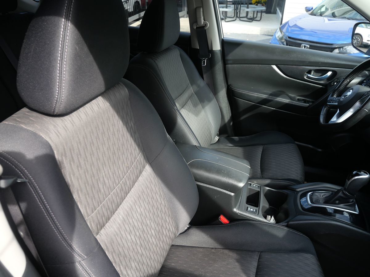 2017 Nissan Rogue SV photo 26