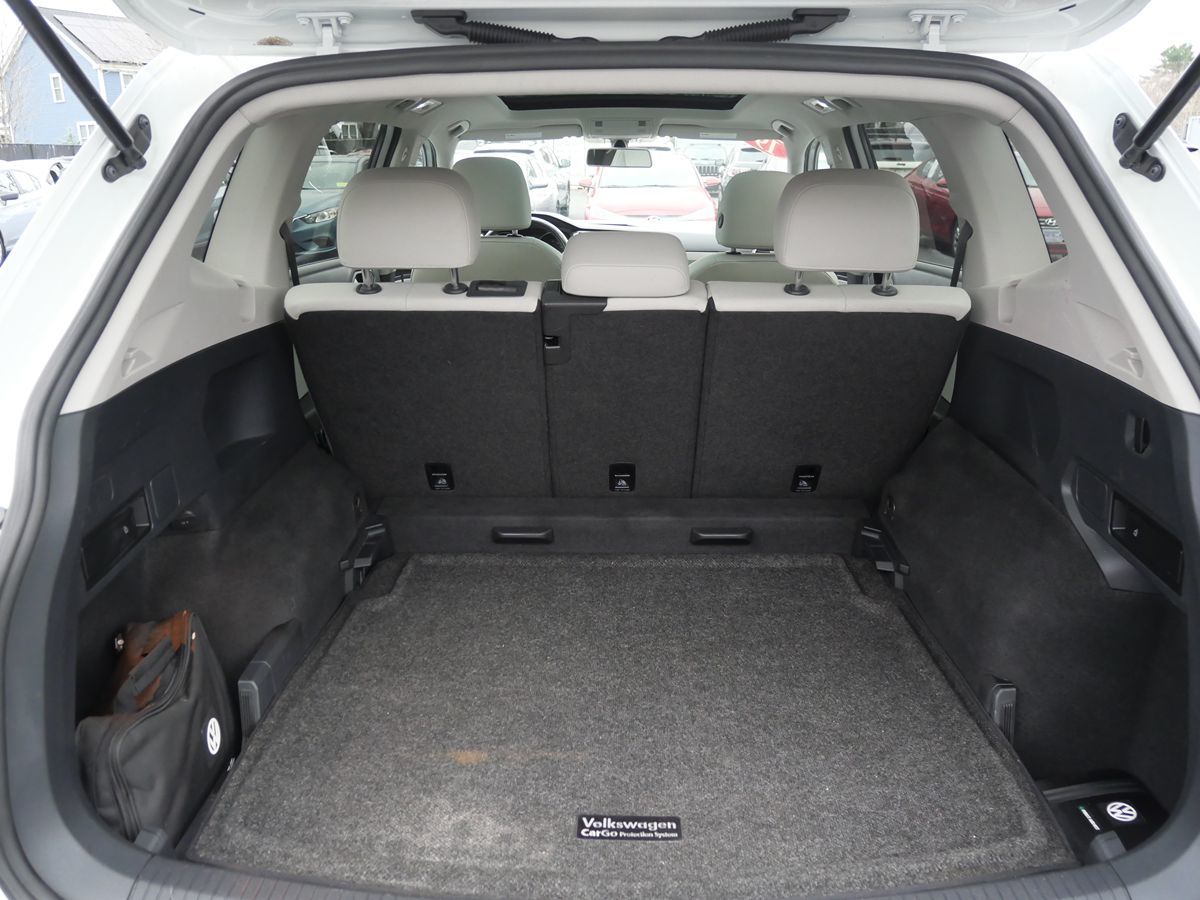 2019 Volkswagen Tiguan SEL R-Line photo 2