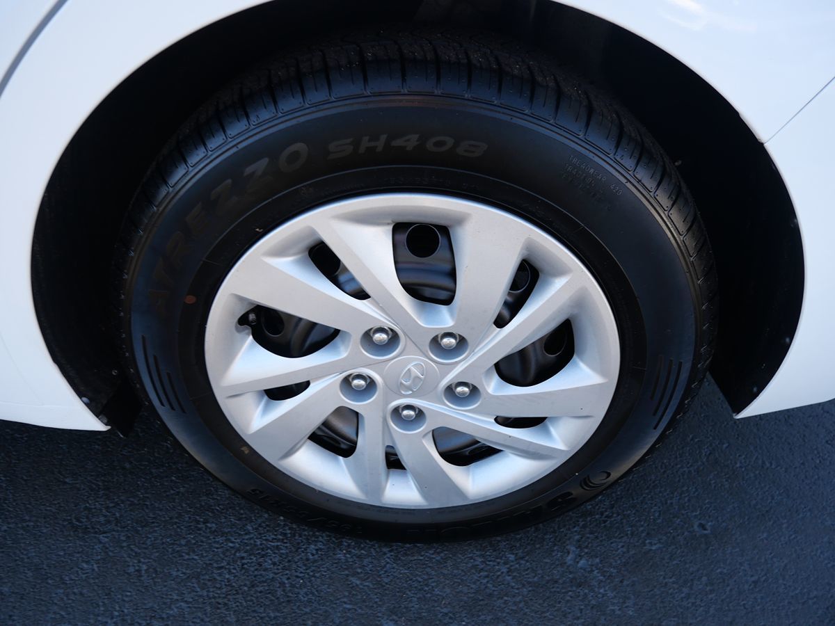 2020 Hyundai Elantra SE photo 2