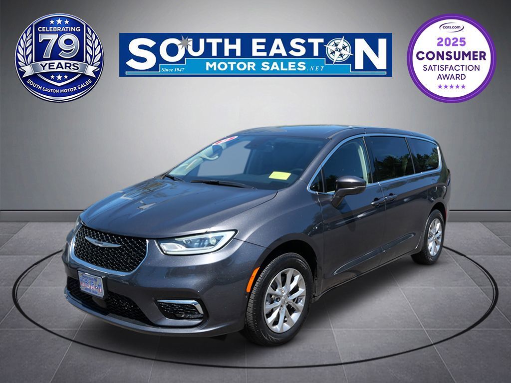 2022 Chrysler Pacifica Touring L's photo