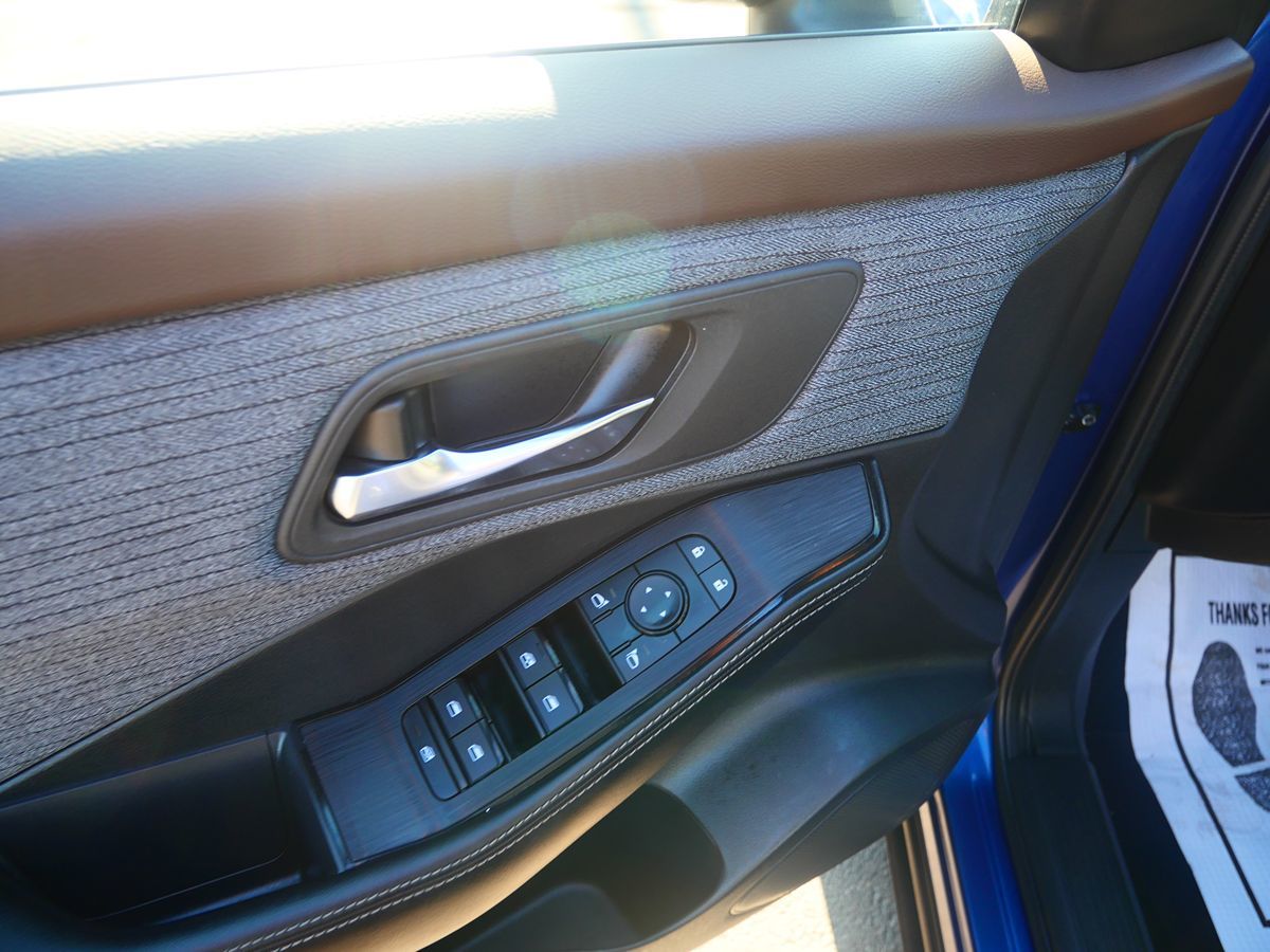 Photo 15 of this Nissan Rogue