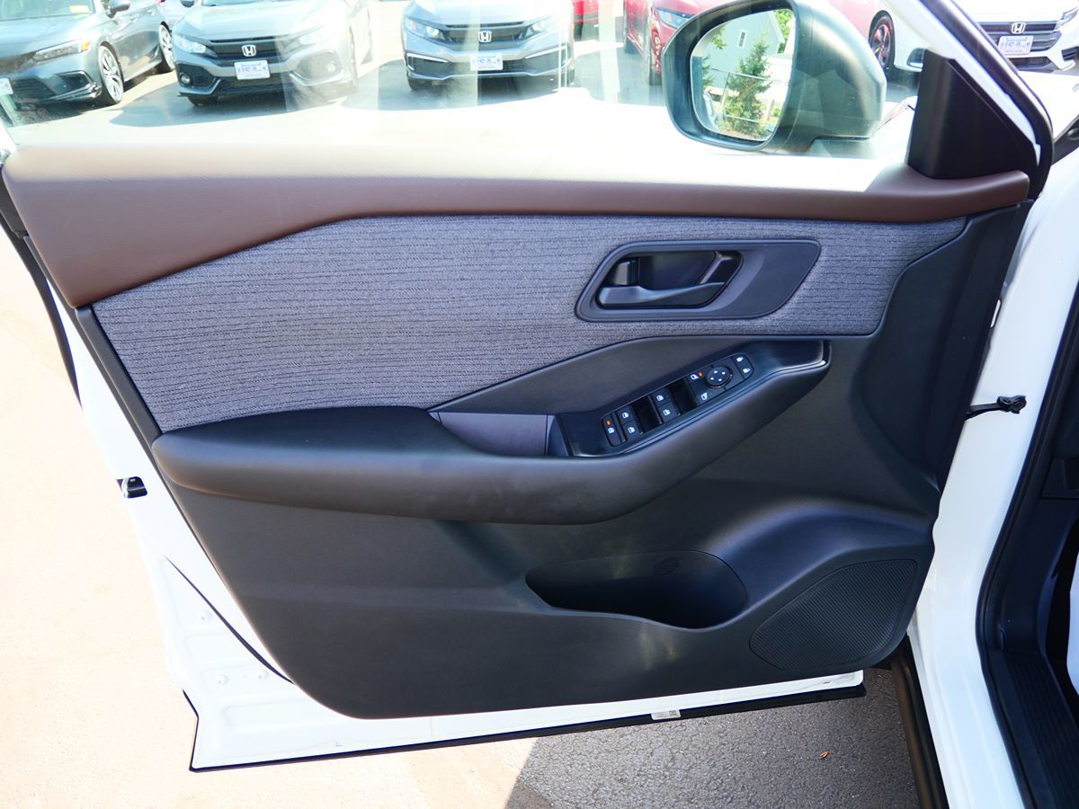 Photo 11 of this Nissan Rogue
