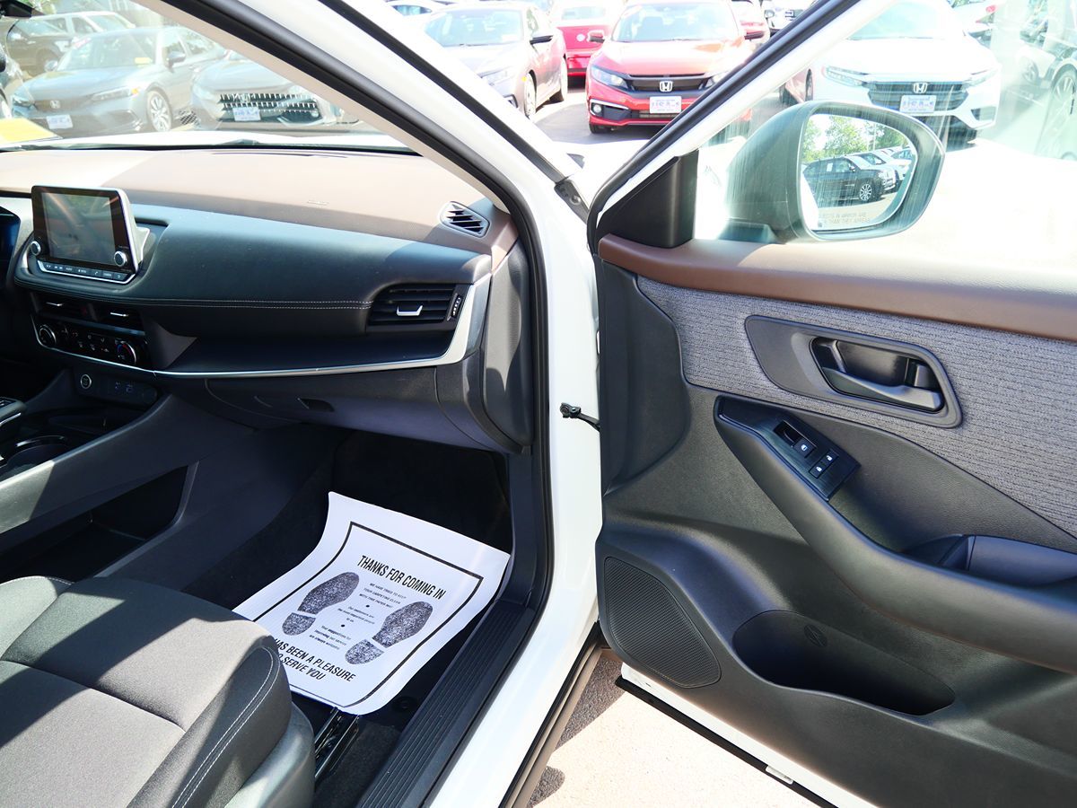Photo 21 of this Nissan Rogue