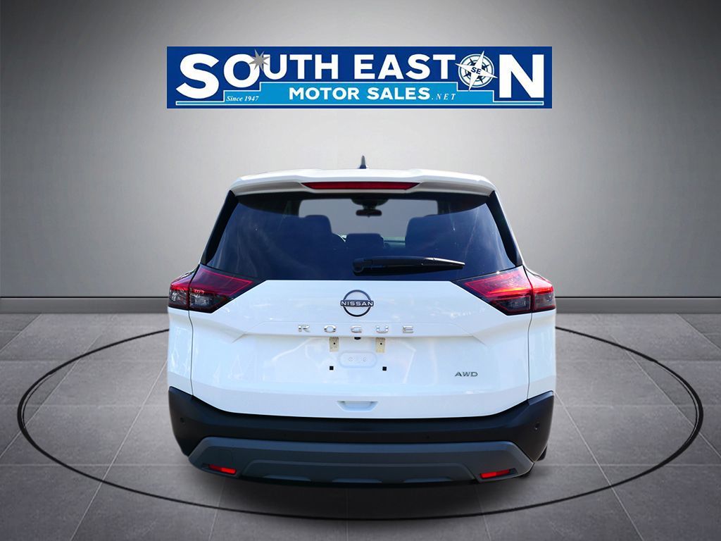 Photo 4 of this Nissan Rogue
