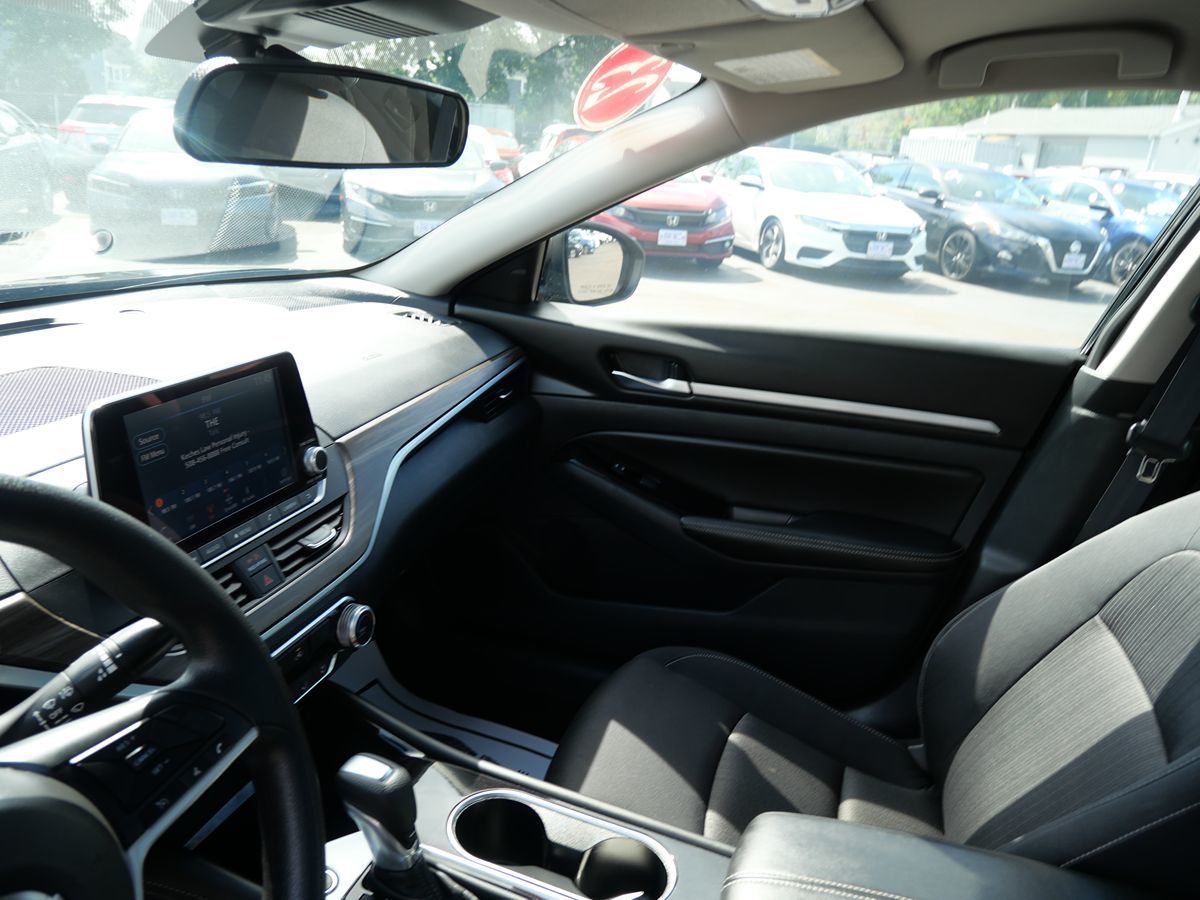 Photo 13 of this Nissan Altima