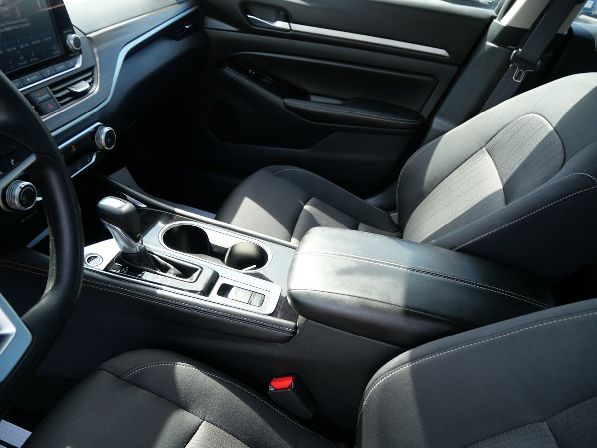 Photo 14 of this Nissan Altima