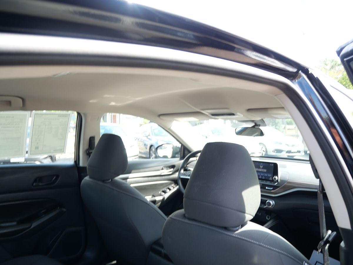 Photo 23 of this Nissan Altima