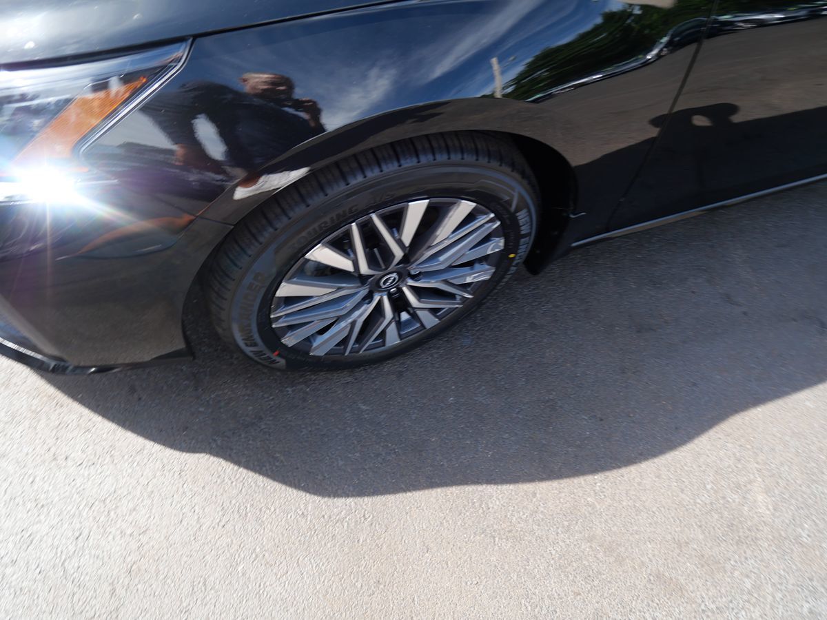 Photo 32 of this Nissan Altima