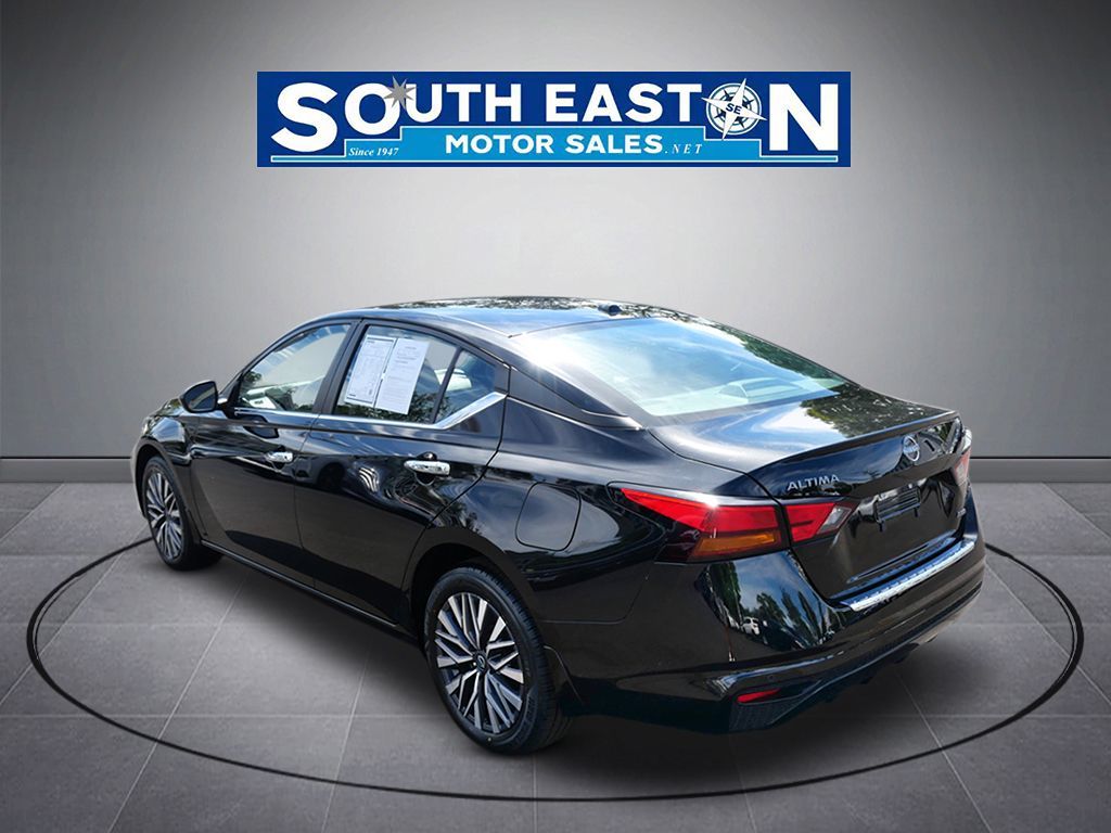 Photo 5 of this Nissan Altima