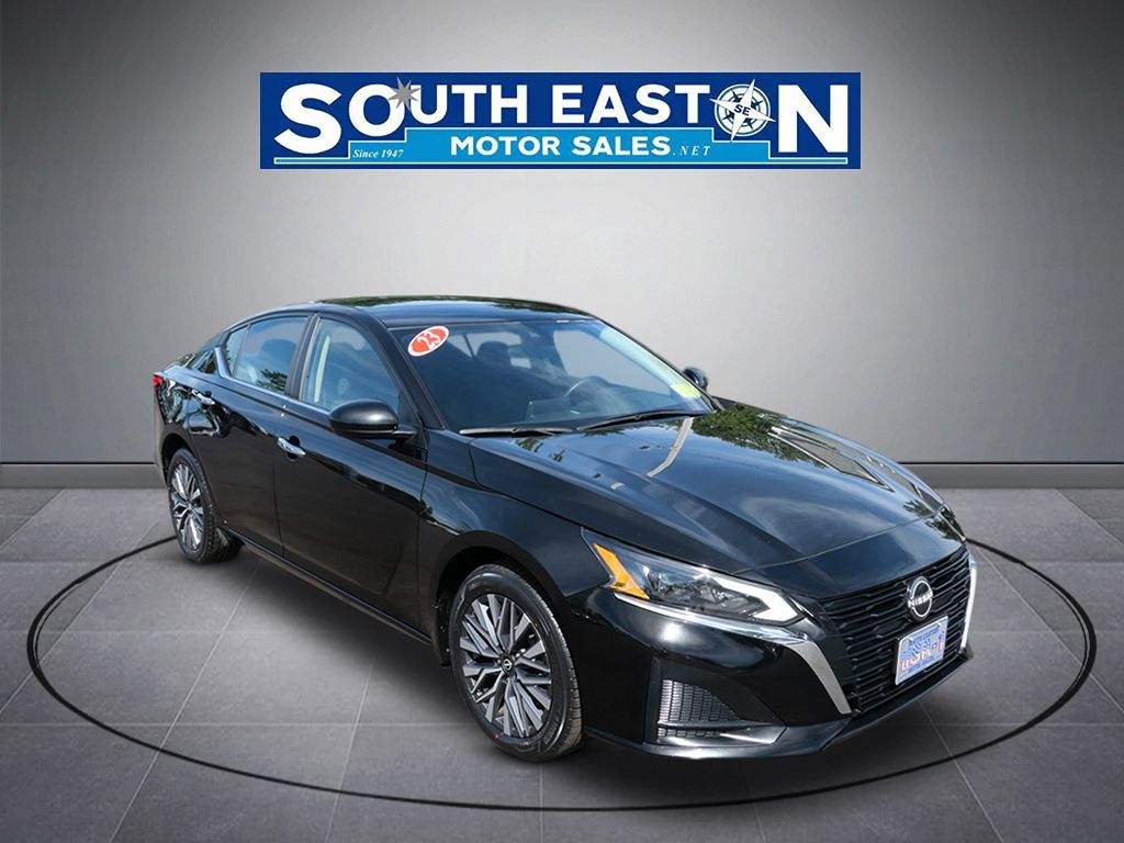 Photo 2 of this Nissan Altima