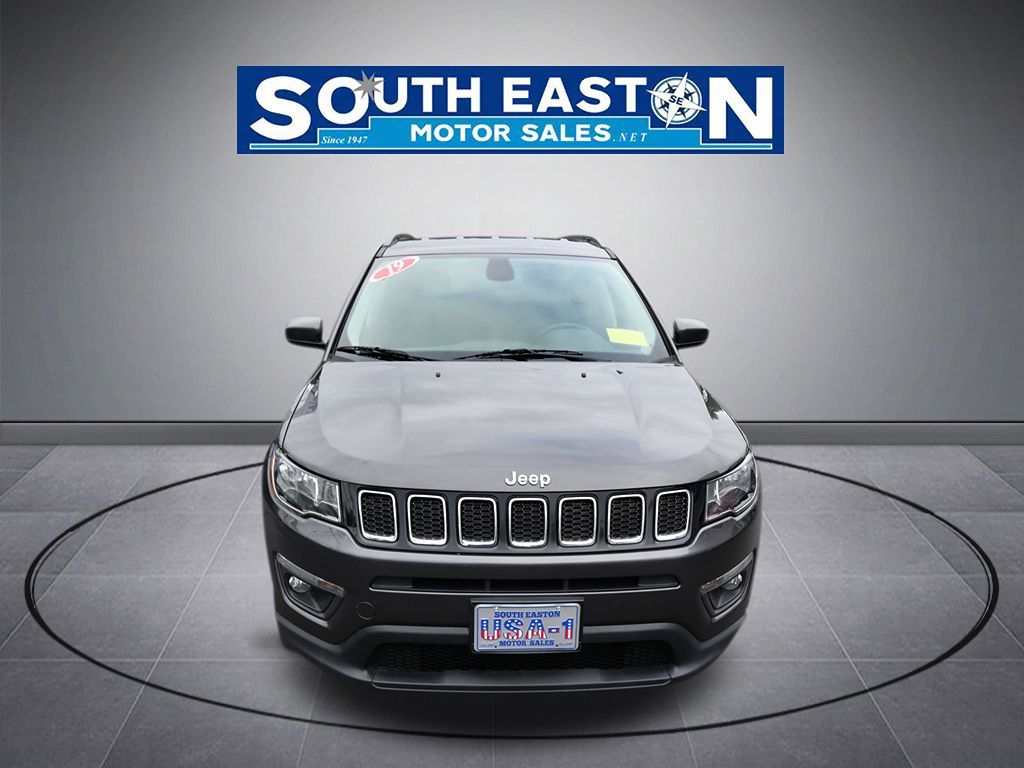 Photo 3 of this Jeep Compass
