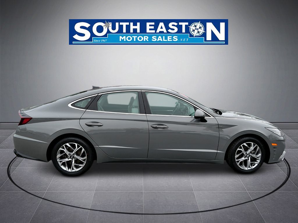 Photo 8 of this Hyundai Sonata