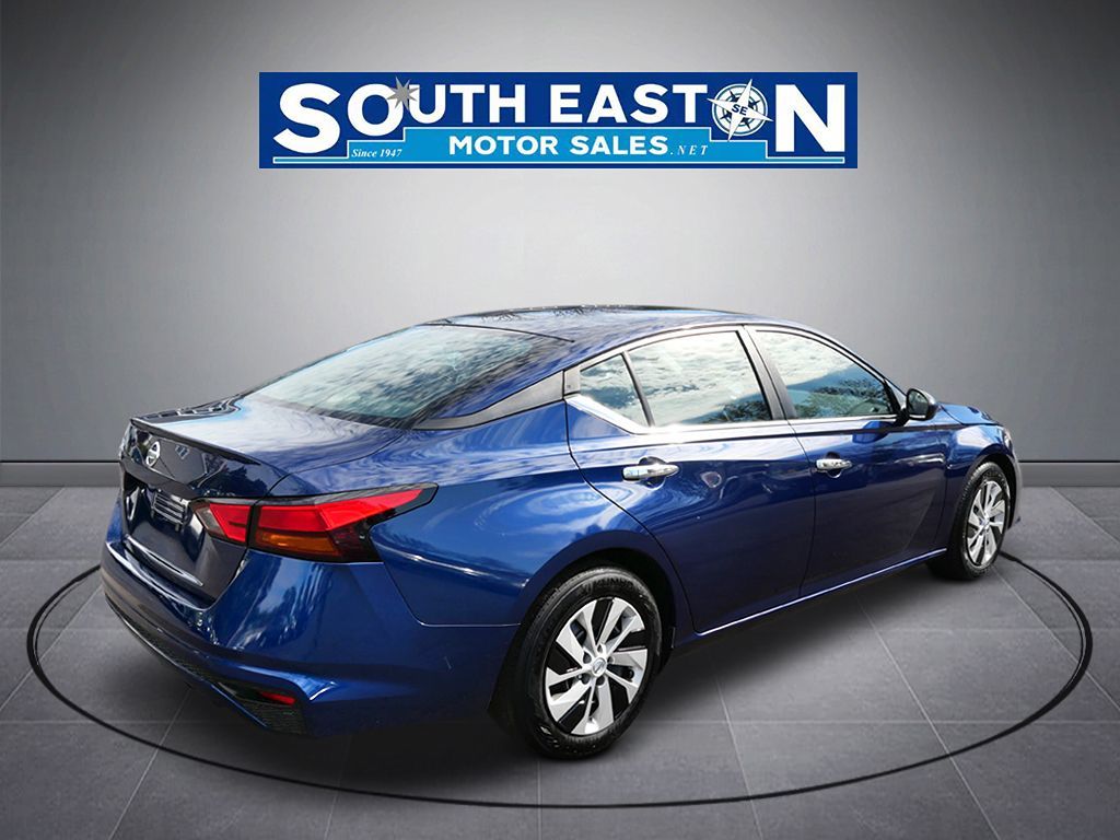 Photo 6 of this Nissan Altima