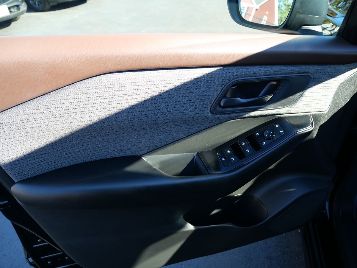 Photo 14 of this Nissan Rogue