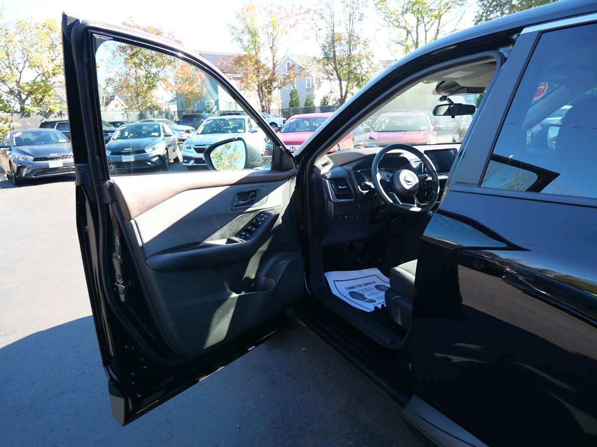 Photo 15 of this Nissan Rogue