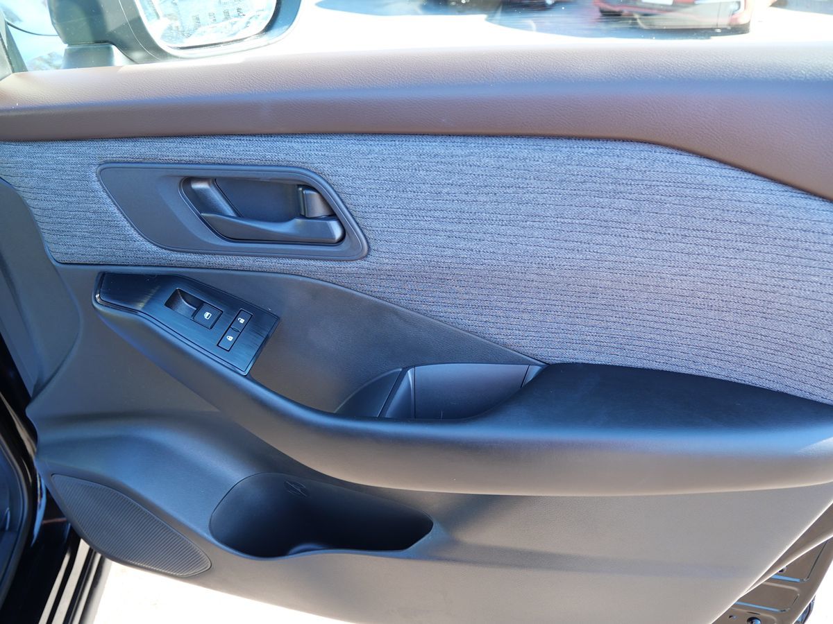 Photo 19 of this Nissan Rogue