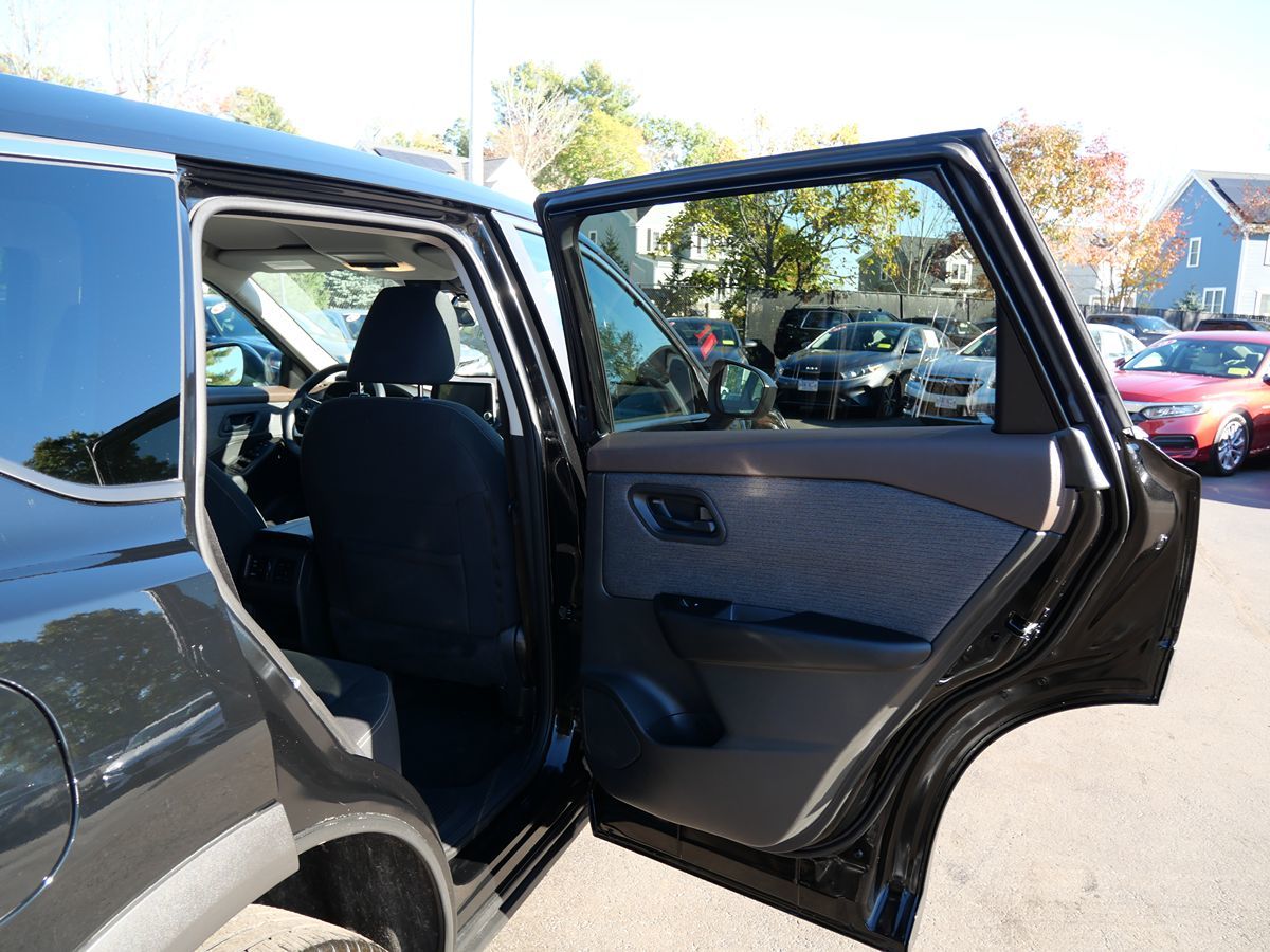 Photo 30 of this Nissan Rogue