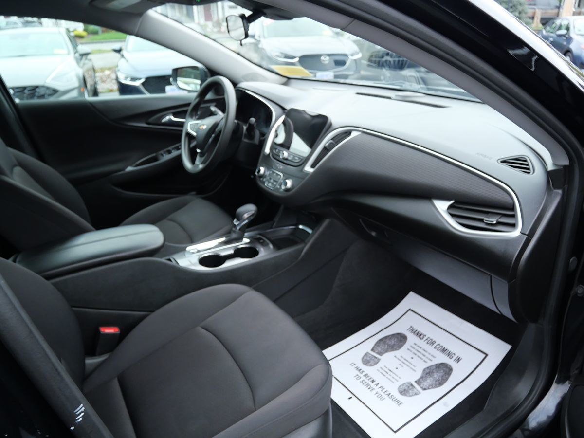 Photo 16 of this Chevrolet Malibu
