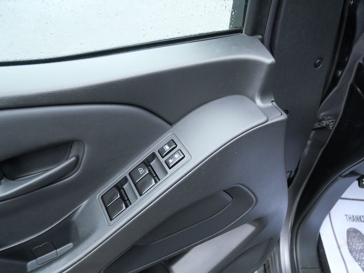 Photo 13 of this Nissan Frontier