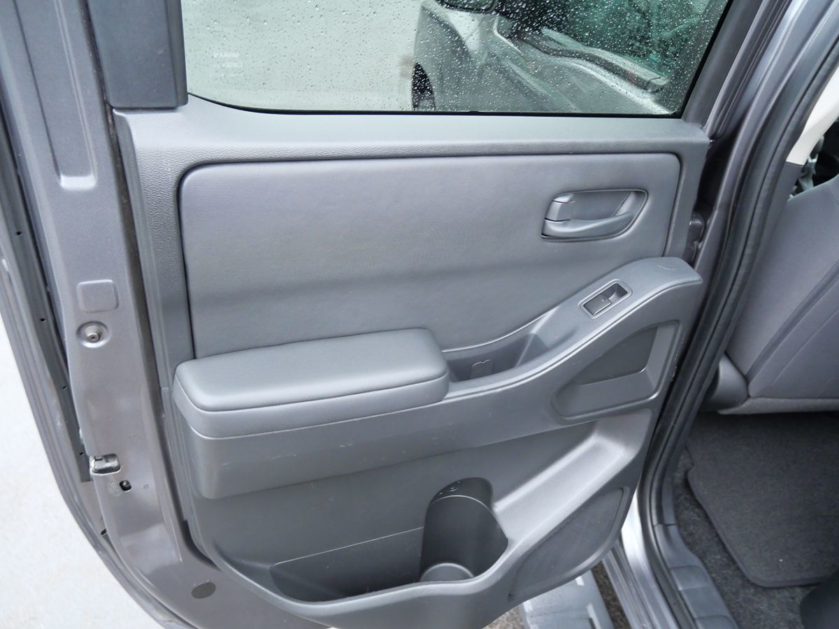 Photo 15 of this Nissan Frontier