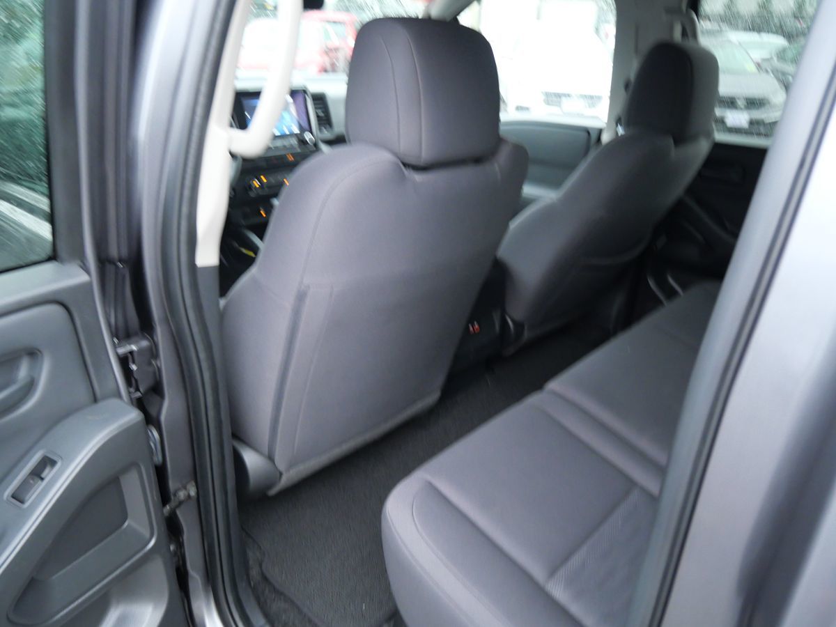 Photo 16 of this Nissan Frontier