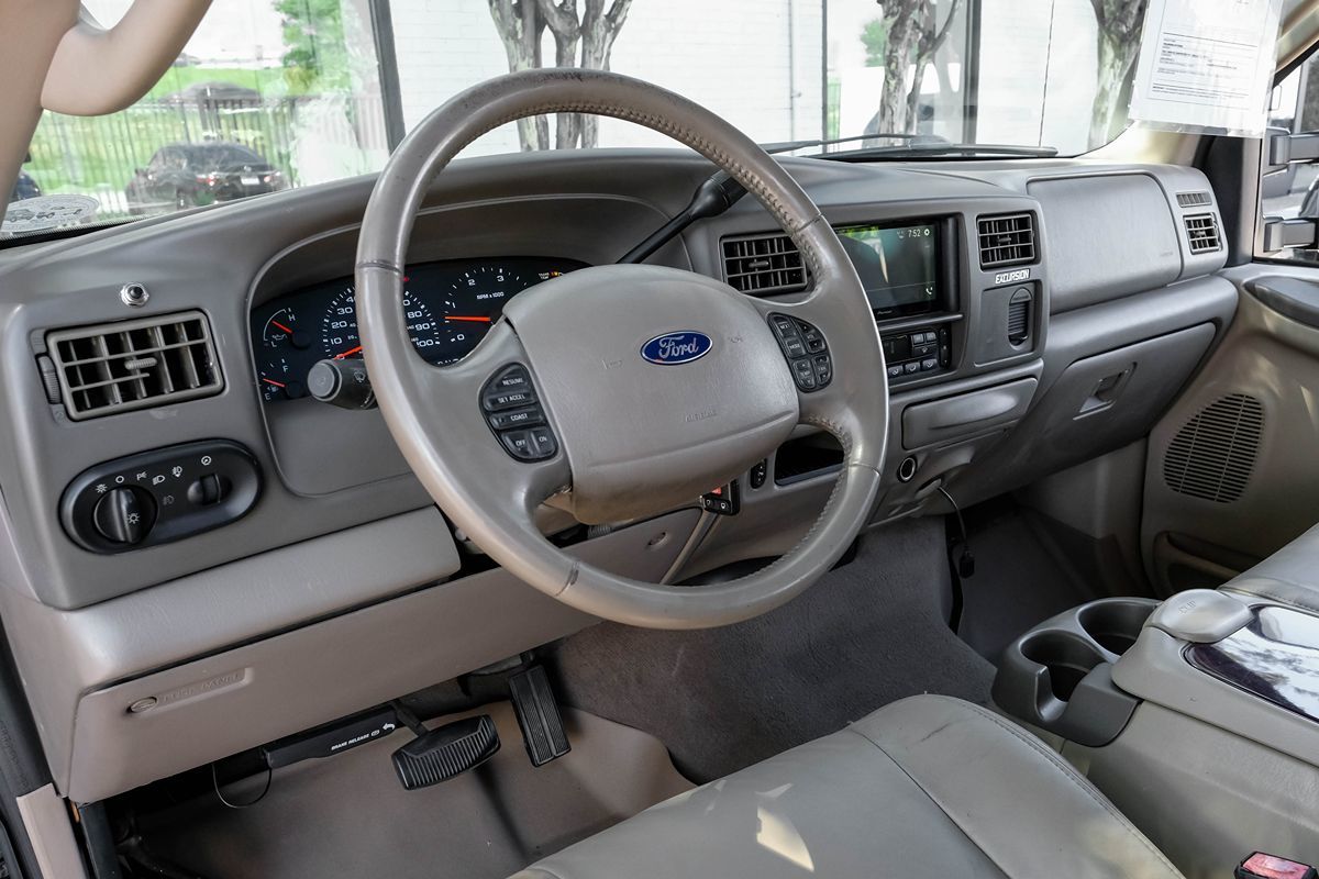 2004 Ford Excursion Limited photo 2