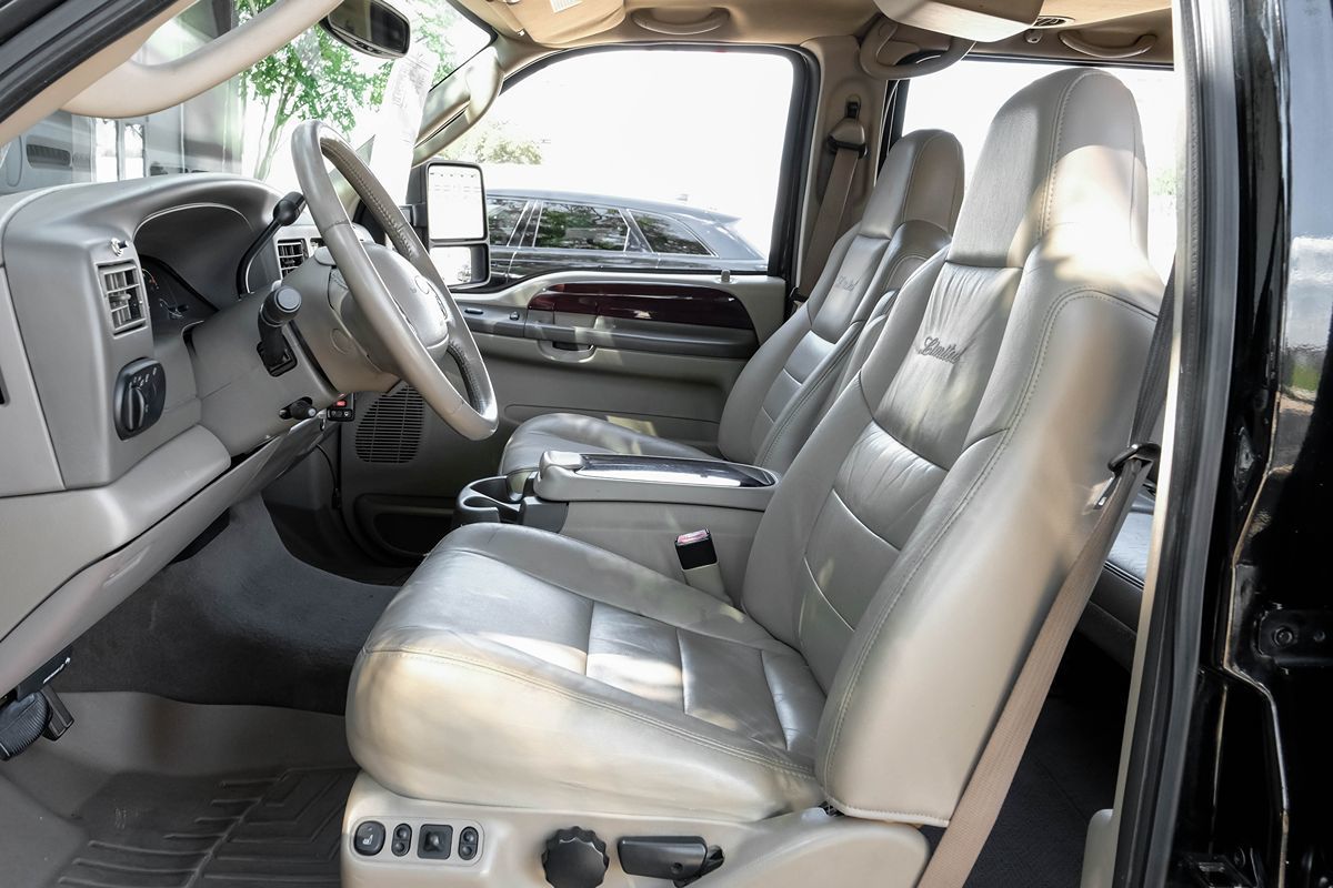 2004 Ford Excursion Limited photo 3