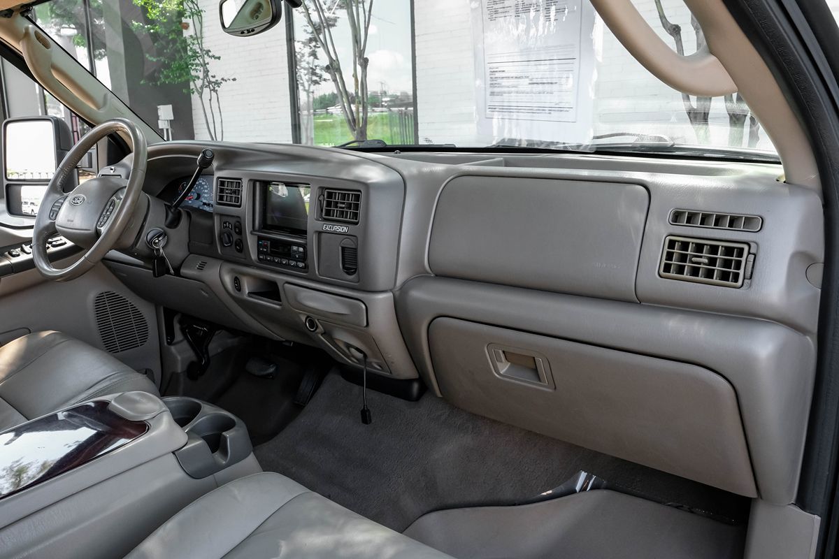 2004 Ford Excursion Limited photo 9