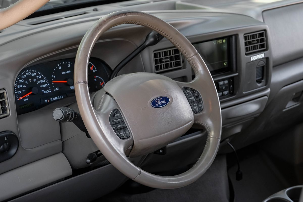 2004 Ford Excursion Limited photo 11