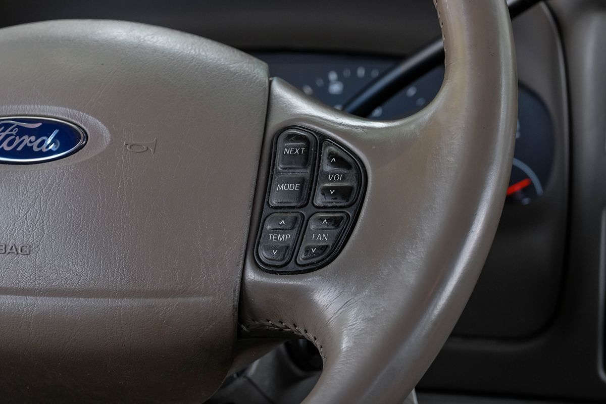 2004 Ford Excursion Limited photo 13