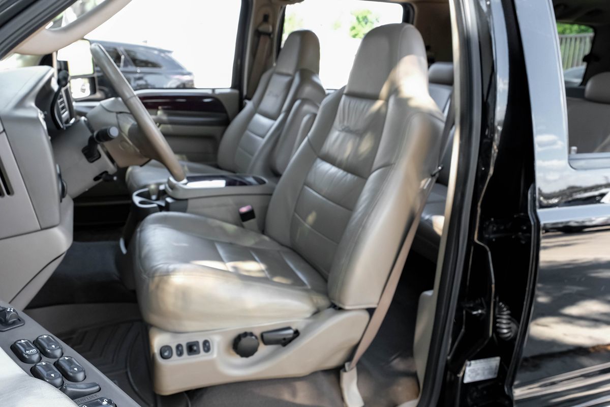 2004 Ford Excursion Limited photo 20
