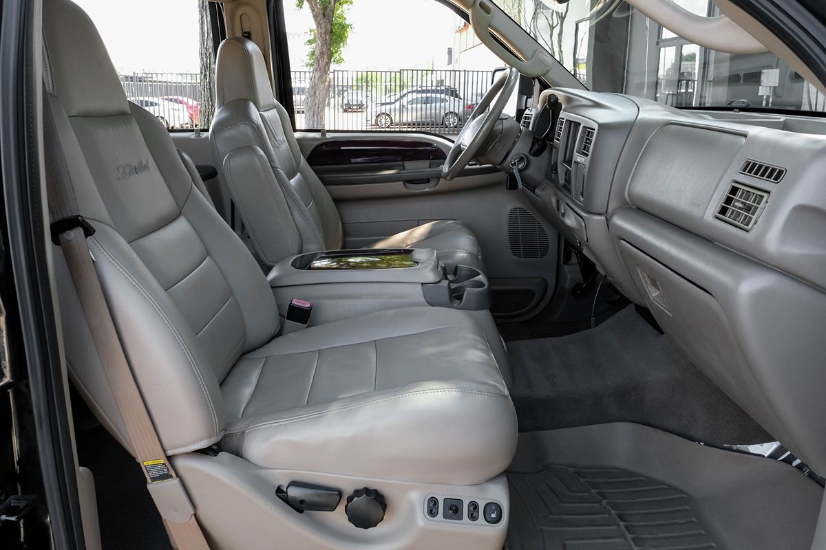 2004 Ford Excursion Limited photo 23