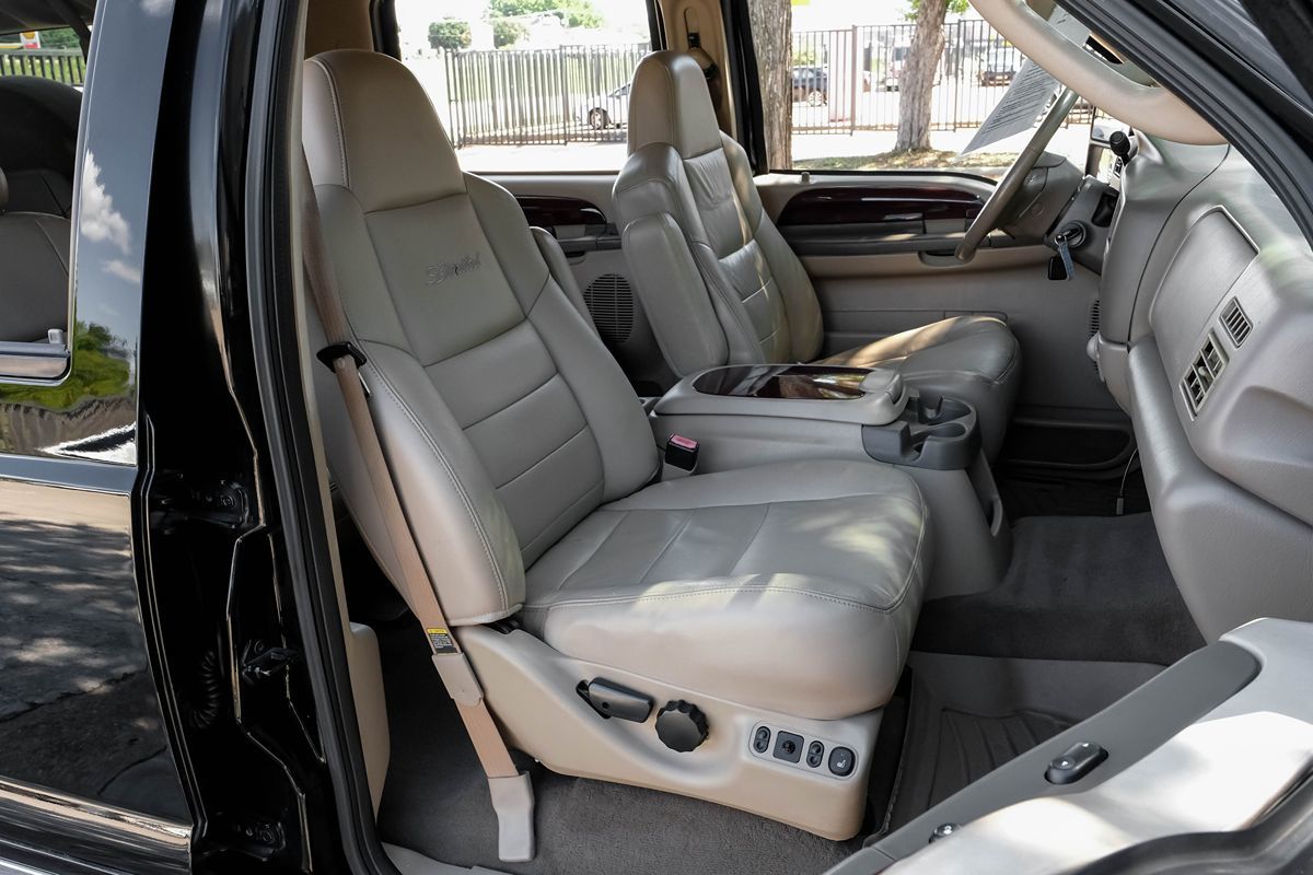 2004 Ford Excursion Limited photo 22